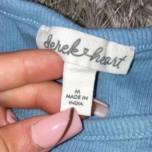 Brand new cropped bedazzled flower shirt with ruffles size medium - Picture 4 of 4